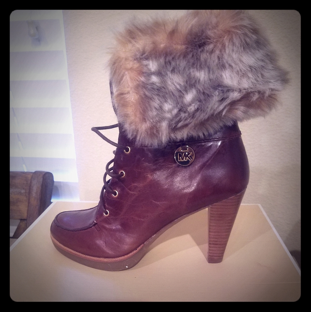 Boots with fur trim